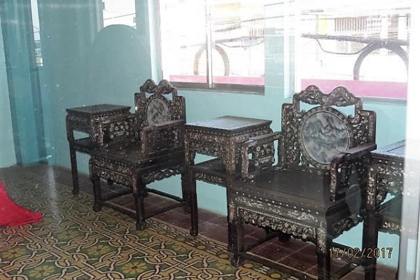 Muebles estilo Qing importados de China. Labrados en madera laqueada con incrustaciones en nácar y mármol.